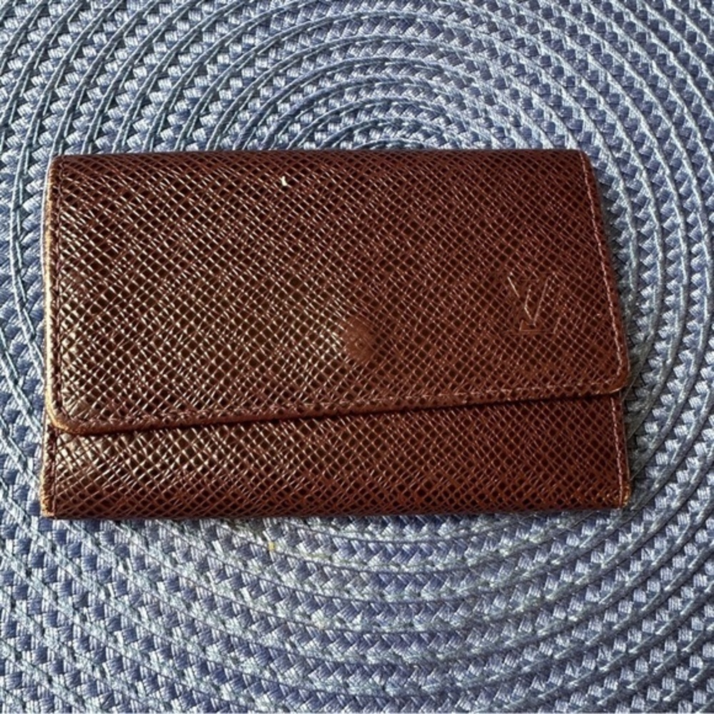 AUTHENTIC Louis Vuitton keycase. Brown Epi leather.